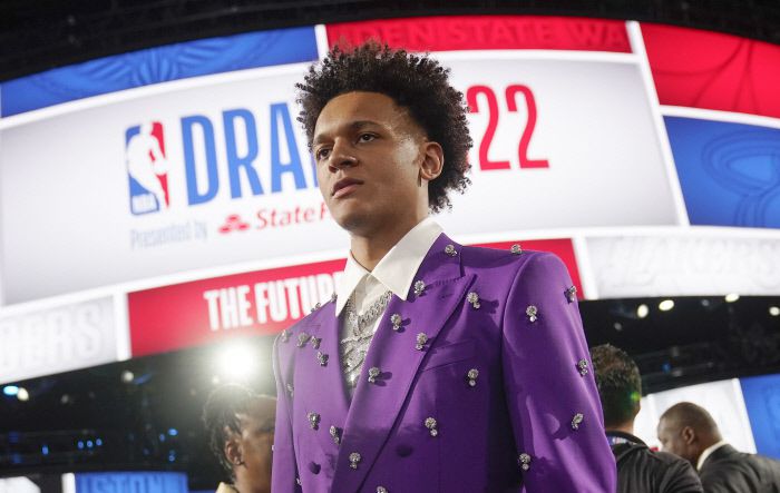 전체 1순위 지명 ‘영광의 순간’ 듀크대학교 포워드 파올로 반체로(20)가 24일 미국 뉴욕 브루클린 바클레이스센터에서 열린 2022 미국프로농구(NBA) 신인 드래프트에서 전체 1순위로 올랜도 매직에 지명돼 무대로 나가고 있다. 뉴욕 | AP연합뉴스