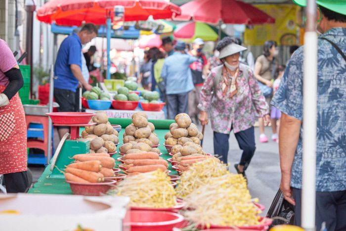 감자와 멜론, 수박 등 여름 작물로 생기가 넘치는 고령 오일장.