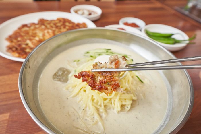 닭과 청양고추를 다진 뒤 약간의 채소와 함께 부쳐낸 닭전.