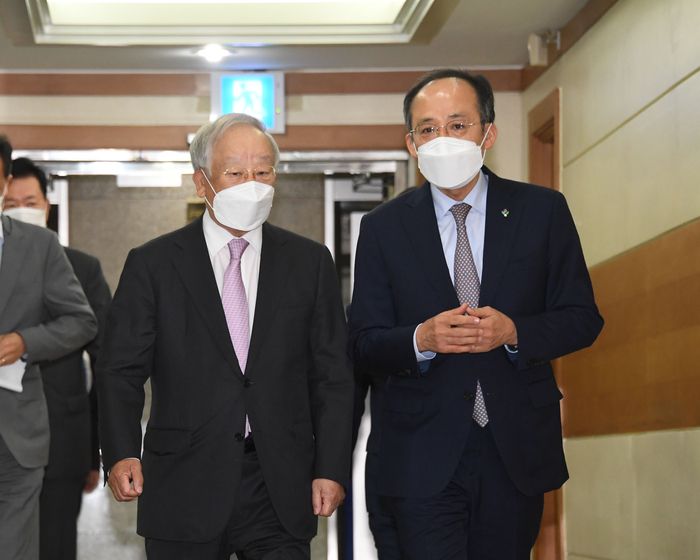 추경호 부총리 겸 기획재정부 장관이 6월 28일 서울 마포구 경총회관에서 열린 ‘경총과의 정책간담회’에 참석해 손경식 회장과 함께 회의장에 입장하고 있다. 기획재정부 제공