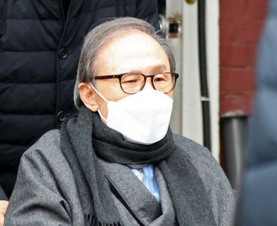 전직 대통령 이명박씨가 지난해 2월10일 50여일간 서울 종로구 서울대병원에 입원한 뒤 퇴원하고 있다. 연합뉴스