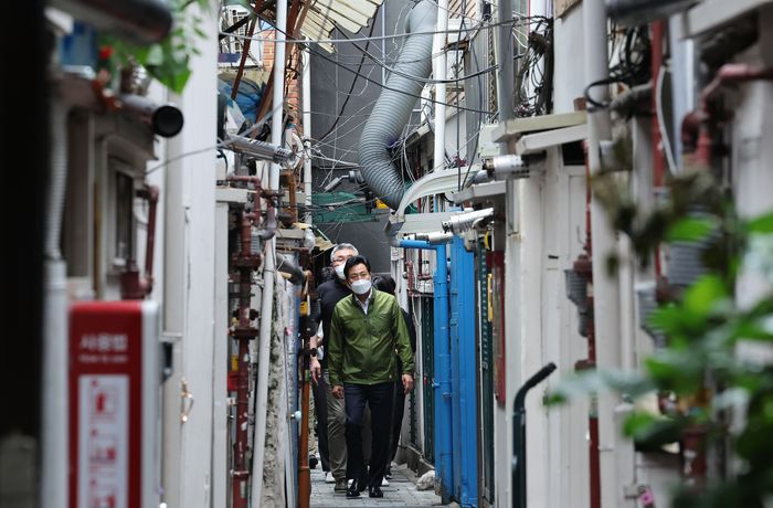 오세훈 서울시장이 지난 29일 서울 종로구 돈의동 일대 쪽방촌을 찾아 여름철 쪽방촌 폭염 대책을 점검하고 있다. |연합뉴스