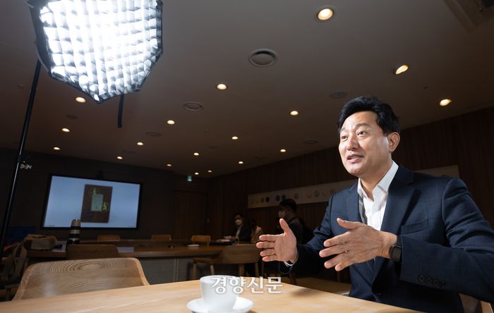 오세훈 서울시장이 민선 8기 출범을 이틀 앞둔 지난 29일 경향신문과 인터뷰하고 있다. |우철훈 선임기자