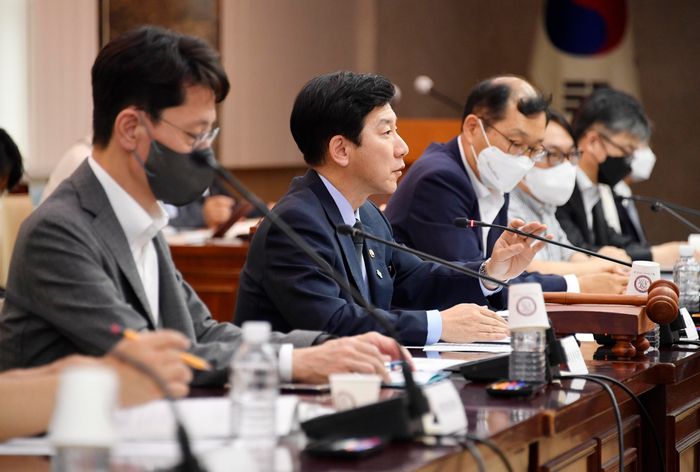 최상대 기획재정부 차관이 6월 30일 서울 종로구 정부서울청사에서 열린 ‘2022년 제2차 재정사업평가위원회’를 주재, 모두발언을 하고 있다. 기획재정부 제공