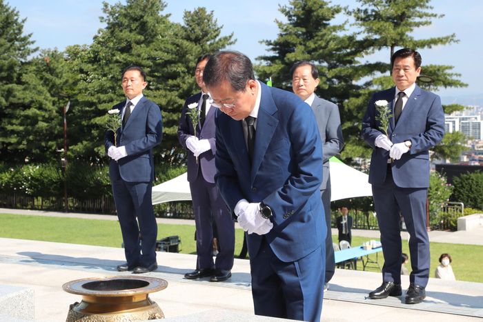 홍준표 대구시장이 1일 오전 앞산 충혼탑에서 대구 기초단체장 등과 함께 참배하고 있다. 대구시 제공