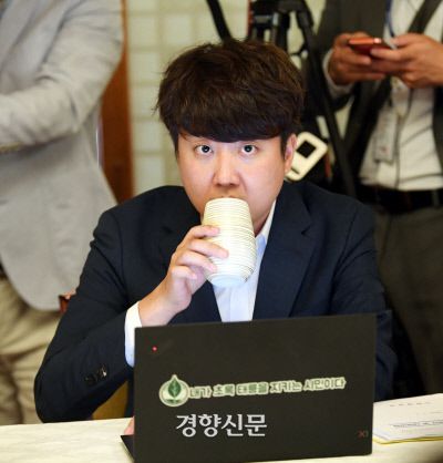 이준석 국민의힘 대표가 지난 6일 서울 삼청동 총리공관에서 열린 윤석열 정부 첫 고위 당정 협의회에 참석하여 물을 마시고 있다./국회사진기자단