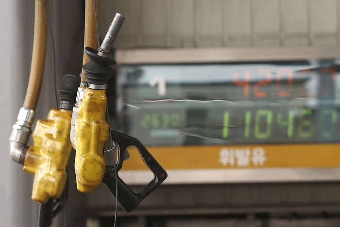 서울 시내 한 주유소에 휘발유 가격이 게시되어 있다. 연합뉴스.