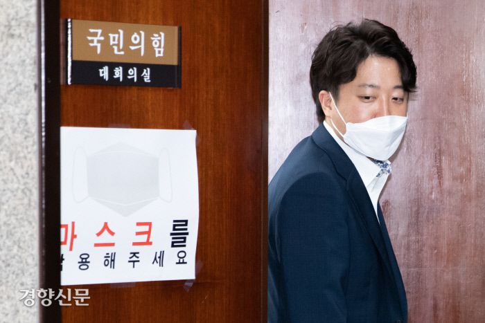 이준석 국민의힘 대표가 8일 서울 여의도 국회에서 열린 당 윤리위원회 회의에 출석해 소명을 한  후 회의실을 나서고 있다./권호욱 선임기자