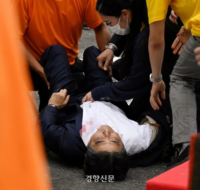 아베 신조 전 일본 총리가 참의원 선거를 이틀 앞둔 8일 일본 나라현 나라시 선거 지원 유세 도중 총에 맞아 쓰러져 있다. NHK 방송 등 일본 언론은 당시 총성과 같은 소리가 두 차례 들렸으며 아베 전 총리가 가슴 부위에서 피를 흘리면서 쓰러졌다고 전했다. 도쿄 | 교도연합뉴스