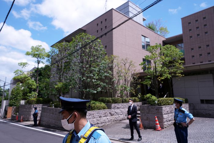 일본 경찰이 10일 도쿄에 있는 아베 신조 전 총리 자택 앞에서 경비를 서고 있다. AP연합뉴스