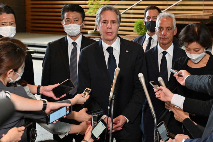 토니 블링컨 미국 국무장관(가운데) 11일 일본 총리관저에서 기시다 후미오 일본 총리를 면담한 후 기자들의 질문에 답하고 있다. 도쿄/AFP연합뉴스
