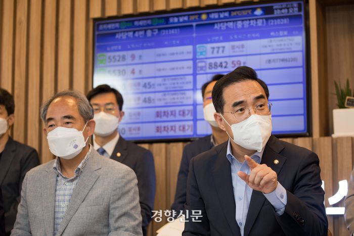 11일 오전 사당의 경기버스라운지에서 더불어민주당의 박홍근 원내대표를 비롯한 민생우선실천단이 “고유가 대응 유류소비 절감을 위한 대중교통 활성화 현장 방문 간담회”를 진행하고 있다.  박홍근 원내대표가 모두발언을 하고 있다.이자리에는 박홍근 원내대표, 김성환 정책위의장, 김한규, 김한정, 양경숙, 윤건영, 윤영찬, 윤준병, 이병훈, 이수진, 장경태 의원을 비롯해 이한규 경기도 행정2부지사, 한국노총 서울교통공사통합노조 김철관 위원장, 환경운동연합 조은아 활동가, 전국버스운송사업조합연합회 고행철 전무이사등이 참석했다. 국회사진기자단