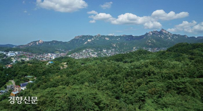 북악산에서 보이는 삼각산(북한산)의 봉우리들. 삼각산~북악산이 이어져 있다. 이 능선을 타고 호랑이와 범이 북악산을 너머 경복궁까지 자주 출몰했다.|국립강화문화재연구소 제공