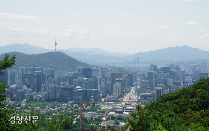 경복궁이 내려 다보이는 북악산 동쪽 사면. 조선시대 때 억울함을 하소연 할 때 없는 하층민들이 이곳에 올라와 징과 꽹과리를 치고, 깃발을 흔들며 ‘고공농성’을 벌였다. 북악산은 조선시대판 고공농성의 무대였다. |국립강화문화재연구소 제공