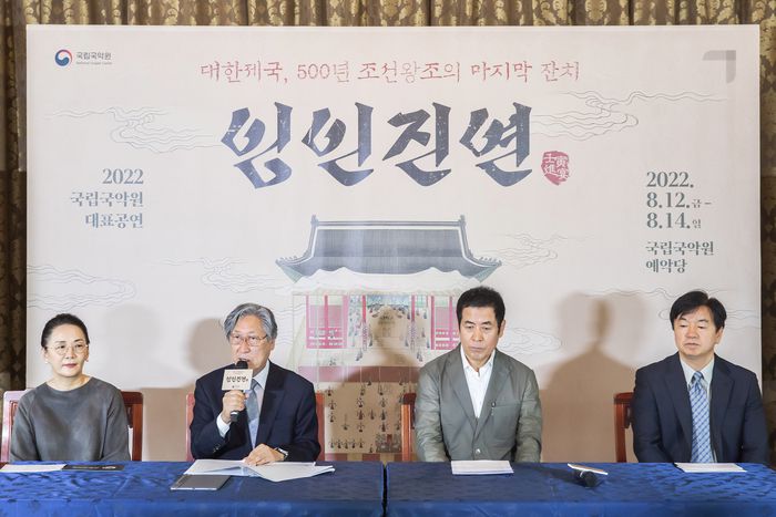 김영운 국립국악원장(왼쪽에서 두번째 )이 12일 오전 서울 덕수궁 정관헌에서 열린 제작발표회에서 120년 만에 재현하는 궁중잔치 <임인진연>에 대해 설명하고 있다. 국립국악원 제공