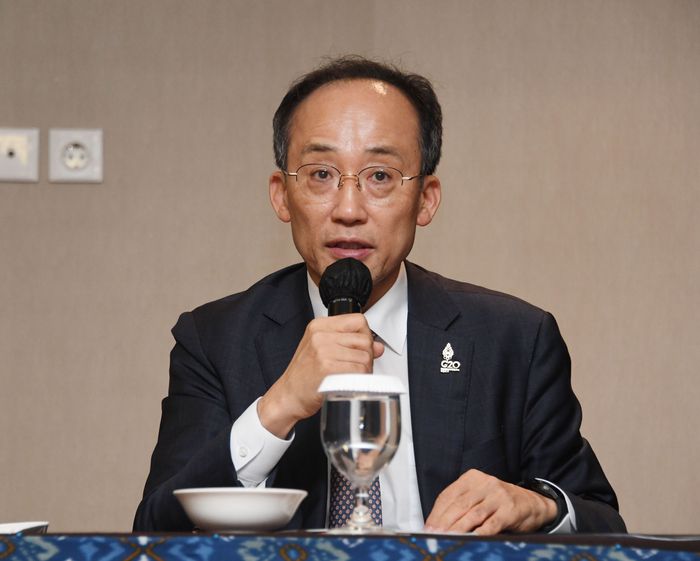 G20 재무장관 중앙은행총재회의 참석차 인도네시아 발리를 방문 중인 추경호 부총리 겸 기획재정부 장관이  7월 16일(현지시간) 동행기자단과의 간담회에서 모두발언을 하고 있다. 기획재정부 제공