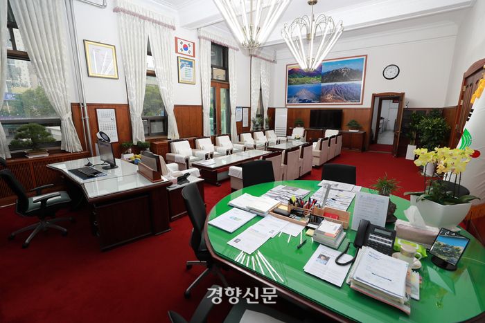 충북도청 본관 2층에 있는 옛 집무실 모습. 충북도 제공.