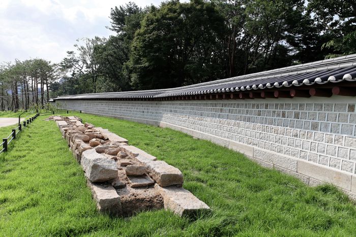 일제의 종묘관통도로 개통과 함께 사라졌던 동궐과 종묘 사이 궁궐 담장도 복원됐다. 발굴된 옛 종묘 담장의 석재와 기초석은 30% 이상 다시 사용했다.