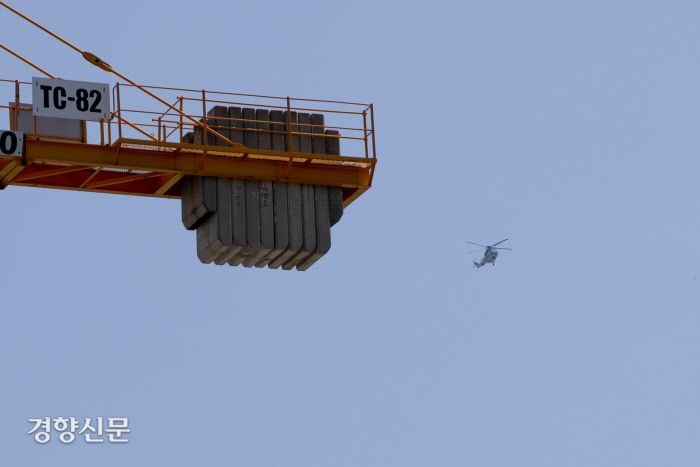 금속노조 거제·통영·고성 조선하청지회의 파업이 51일째를 맞은 지난 7월 22일 경남 거제 대우조선해양 옥포조선소 상공에 경찰 헬기가 날아가고 있다. |문재원 기자
