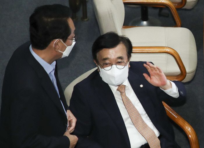 비대위 반대 서병수도 “빠른 시간 안에 전국위 개최” 국민의힘 전국위원회 의장인 서병수 의원(오른쪽)이 2일 국회 본회의장에서 김도읍 의원과 이야기하고 있다. 국회사진기자단