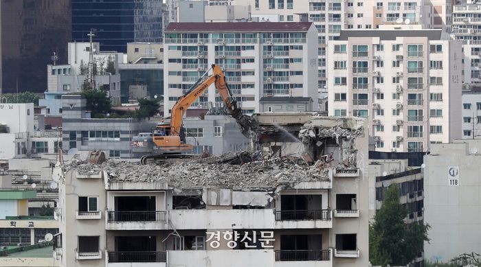서울의 한 재건축 단지에서 철거작업이 진행 중이다. 김창길 기자