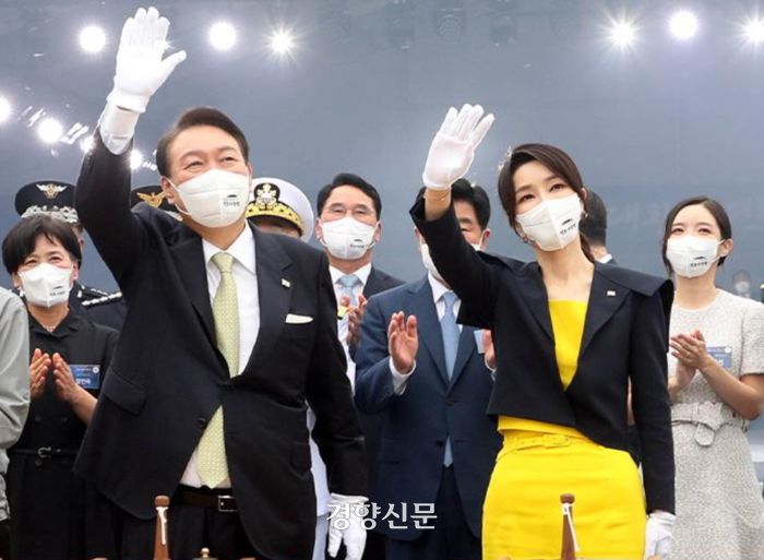 윤석열 대통령과 김건희 여사가 정조대왕함 진수식에 참석해 손을 흔들며 인사하고 있다. 출처/대통령실 홈페이지