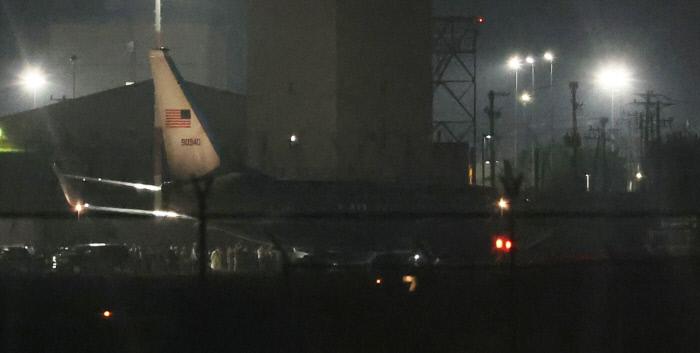 낸시 펠로시 미국 하원의장이 탑승한 전용기가 3일 오후 경기 평택시 주한미군 오산기지에 착륙하고 있다. 연합뉴스