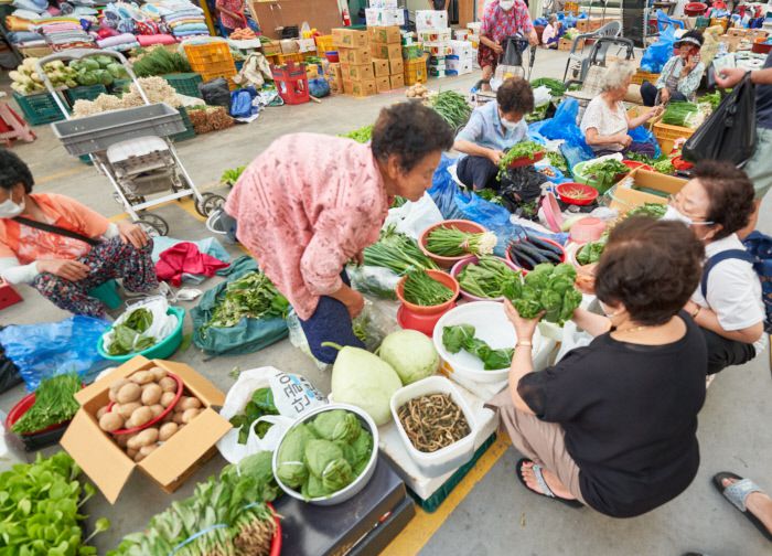 0, 5일장인 장수 오일장, 삼삼오오 모여 앉은 이들이 이야기꽃을 피운다.