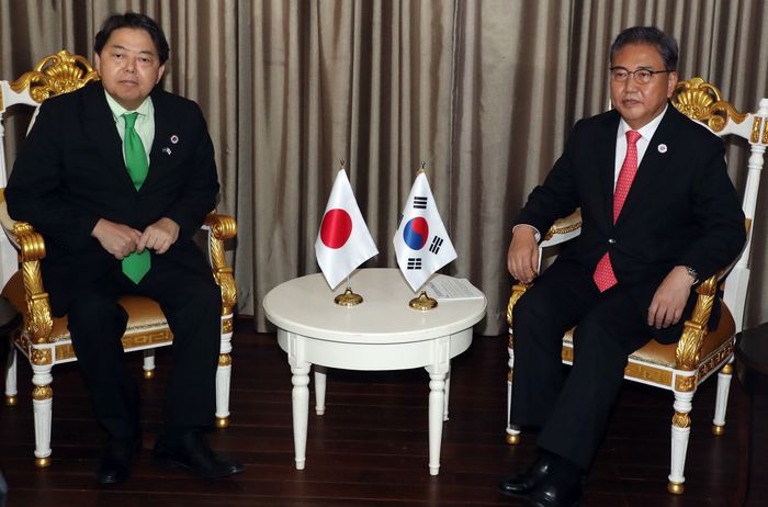 박진 외교부 장관과 하야시 요시마사 일본 외무상이 4일 캄보디아 프놈펜 소카호텔에서 열린 한·일 외교장관 양자회담에서 기념촬영을 마친 뒤 착석하고 있다. 연합뉴스