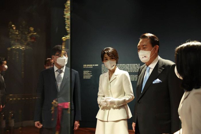 5월 22일 김건희 여사 팬클럽 회장을 자처한 강신업 변호사가 원본사진이라고 밝히며 올린 바이든 방한 당시 윤석열·김건희 부부 사진. 강 변호사는 김건희 여사의 일상생활과 관련한 여러장의 미공개 사진을 올렸지만 입수경위는 밝히지 않았다. / 강신업 페이스북