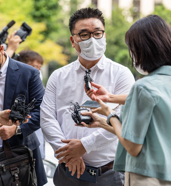 김건희 여사와의 전화통화를 녹음하고 방송에 제보했다가 고발당한 서울의소리 이명수 기자가 8월 4일 오전 피고발인 신분으로 경찰 조사를 받기 위해 서울 마포구 서울경찰청 반부패·공공범죄수사대에 변호인과 출두해 발언하고 있다. / 연합뉴스