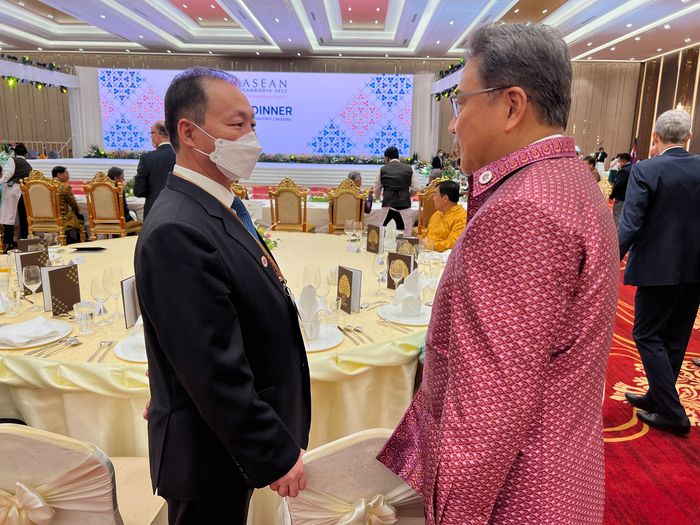 박진 외교부 장관과 안광일 북한 주인도네시아 대사 겸 주아세안 대표부 대사가 4일(현지시간) 캄보디아 프놈펜 CICC에서 열린 아세안 외교장관회의 의장국 주재 환영 만찬에 참석해 대화하고 있다. 연합뉴스