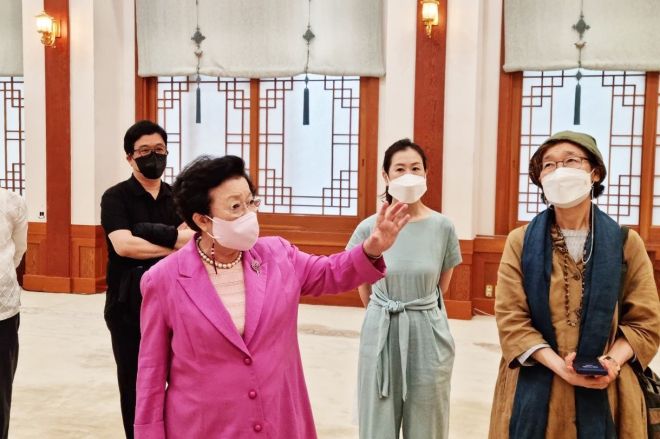 대통령실이 청와대 개방과 활용을 둘러싼 정부 내 혼선이 빚어지자 뒤늦게 구성한 ‘청와대 관리 활용 자문단’의 전문가들이 최근 청와대 현장을 둘러보고 있다. 대통령실 제공