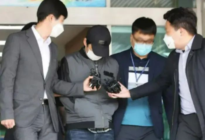 두 살 입양아를 살해한 혐의로 기소된 양부 A씨. 연합뉴스