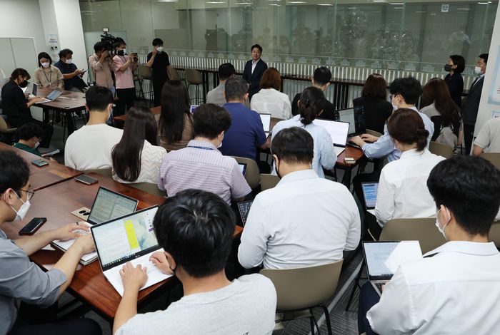 이준석 국민의힘 대표가 13일 오후 국회 소통관에서 기자회견을 열고 당 비상대책위원회 체제 전환에 대한 가처분 신청 등과 관련해 직접 입장을 밝힌 뒤 질의응답 시간을 갖고 있다. 연합뉴스