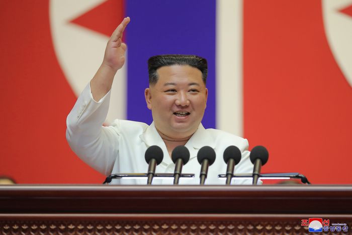 김정은 북한 국무위원장이 지난 18일 비상방역전에서 임무를 완수하고 위훈을 세운 군의부문 전투원들을 만나 축하 격려 했다고 조선중앙통신이 19일 보도했다. 연합뉴스