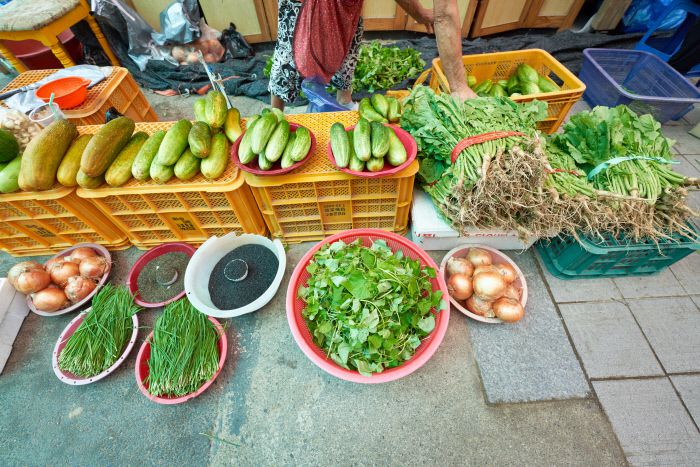 여름의 볕을 그대로 머금은 노각 옆에 원주 새벽시장에서 노렸던 통통한 토종오이가 자리 잡고 있다. 1열의 초록 나물은 부추와 메밀 순.