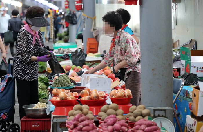 지난 17일 광주 북구 말바우시장이 추석 대목을 맞이했음에도 뒷골목은 비교적 한산한 모습을 보이고 있다.  연합뉴스