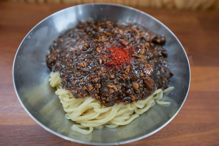 면이 붇는 것을 방지하는 식용 소다를 넣지 않은 대흥각의 짜장면.