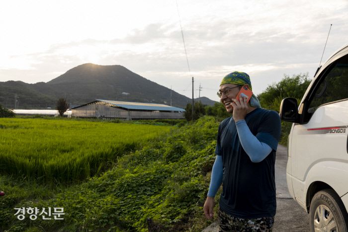 농사일을 마친 종수씨가 아내와의 통화 중 맥주를 사간다며 웃고 있다.