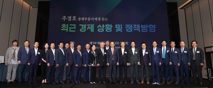 16일 서울 용산구 한 호텔에서 한국중견기업연합회 주최로 개최된 ‘최근 경제 상황 및 정책 방향’ 강연회. 최진식 한국중견기업연합회 회장(왼쪽에서 열두번 째), 추경호 부총리 겸 기획재정부 장관(왼쪽에서 열네번 째)과 중견기업인들이 강연회 후 기념촬영을 하고 있다.  중견련 제공