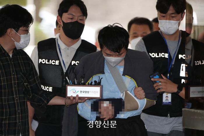 신당역 스토킹 살인사건의 피의자 전주환이 지난 16일 구속 전 피의자 심문(영장실질심사)을 받기 위해 서울 서초동 서울중앙지법 법정으로 들어가고 있다. /한수빈 기자