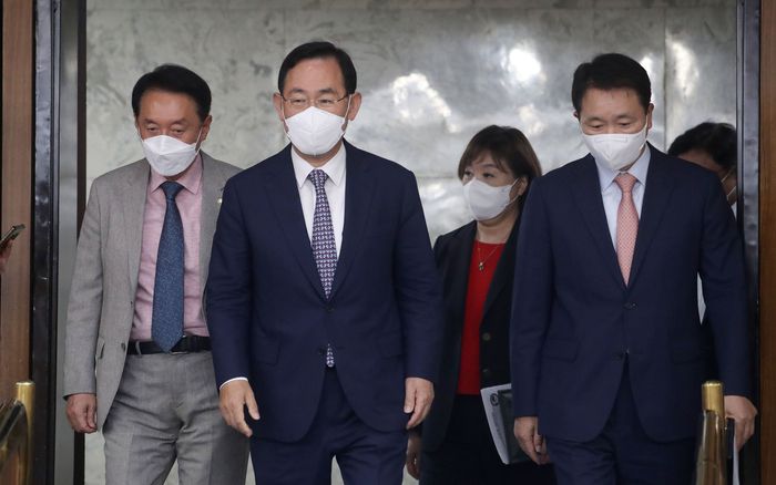 주호영 국민의힘 원내대표(왼쪽 두번째)가 20일 오전 국회에서 열린 원내대책회의에 참석하고 있다. 국회사진기자단