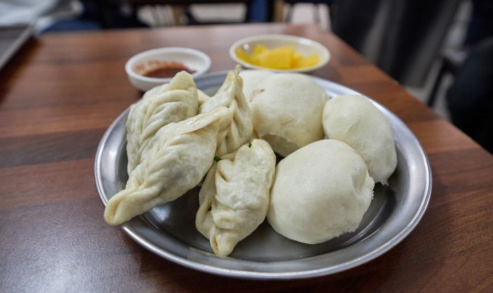 식사로도 손색 없는 시장표 만두와 찐빵.