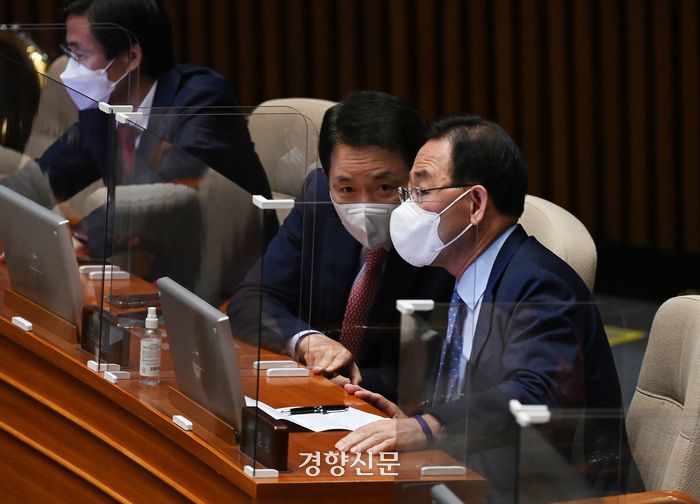 주호영 국민의힘 원내대표(오른쪽)가 28일 오전 서울 영등포구 국회의사당에서 열린 본회의에서 성일종 의원과 대화를 나누고 있다.  국회사진기자단