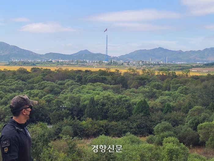 판문점 남측 구역 3초소에서 바라본 북한 기정동 마을과 개성공단. 마을 가운데에 보이는 170m 깃대에 인공기가 걸려있다. 박광연 기자