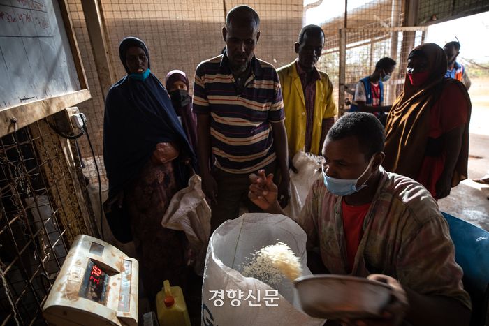 11일(현지시간) 케냐 가리사현 다답 난민단지 식량 배분센터에서 난민들이 배급 받은 쌀·콩·식용유를 저울에 올려 무게를 확인한 뒤 부족한 부분을 직원에게 건의, 추가 배급을 받고 있다. 케냐｜성동훈 기자
