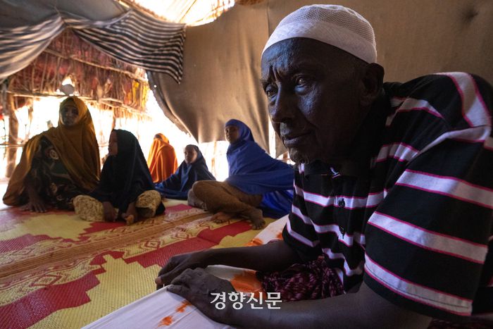 아흐메드 이스마일(73)씨와 가족들이 10일(현지시간) 케냐 가리사현 다답 난민단지에서 경향신문과 인터뷰를 하고 있다. 케냐｜성동훈 기자