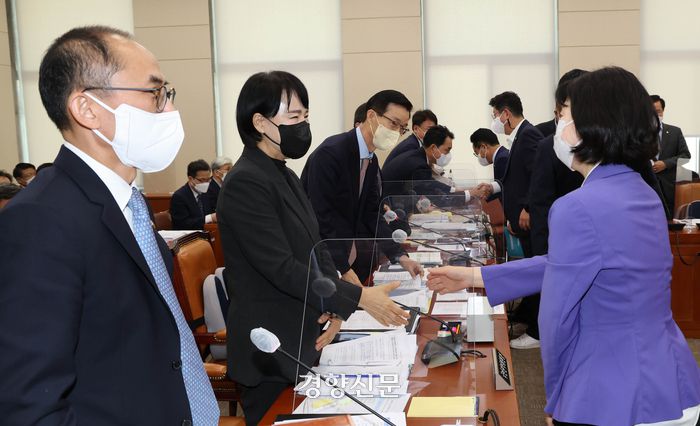 전현희 국민권익위원장 등 기관장들이 21일 국회에서 열린 정무위원회 국무조정실 등에 관한 국정감사에서 의원들과 인사하고 있다. 국회사진기자단