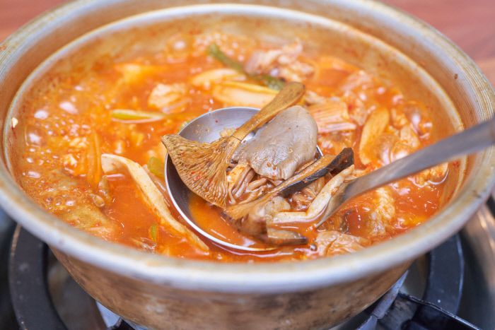 버섯 좀 먹어본 사람이라면 갖은 버섯의 씹는 맛과 끝내주는 국물을 품은 잡버섯 찌개를 고른다.
